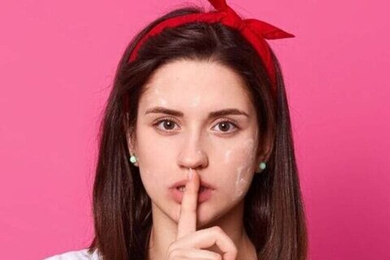 Joven instructora que no te da el secreto profesional que necesitas