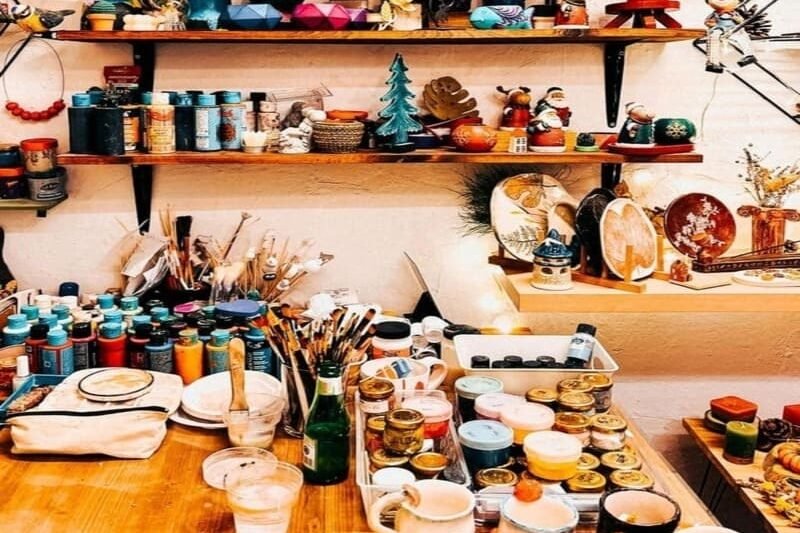 Taller con muchos materiales para manualidades