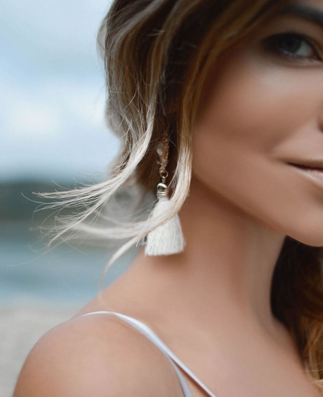 Medio primer plano rostro mujer con luz natural