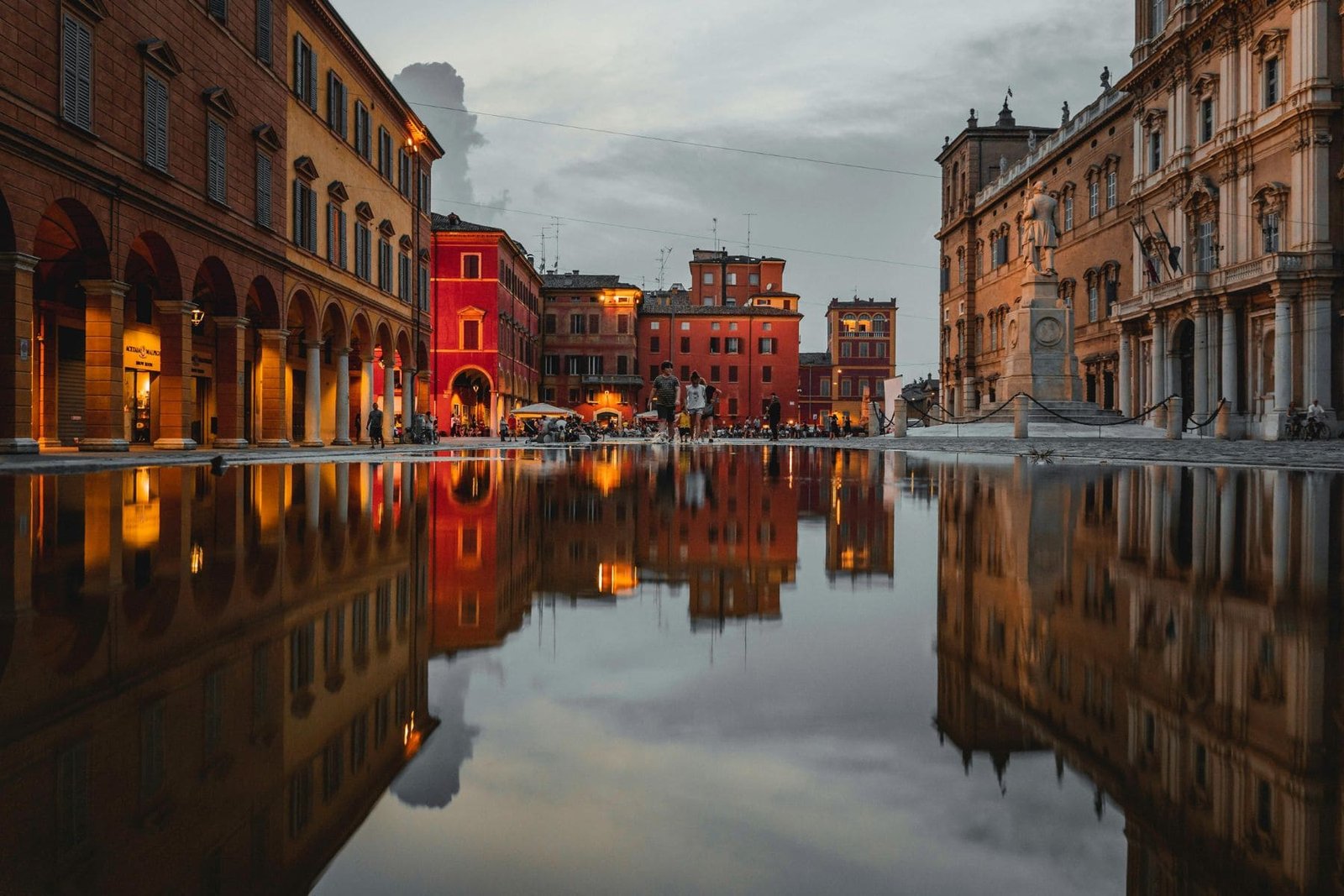 Foto de atardecer paisaje urbano reflejado en el agua