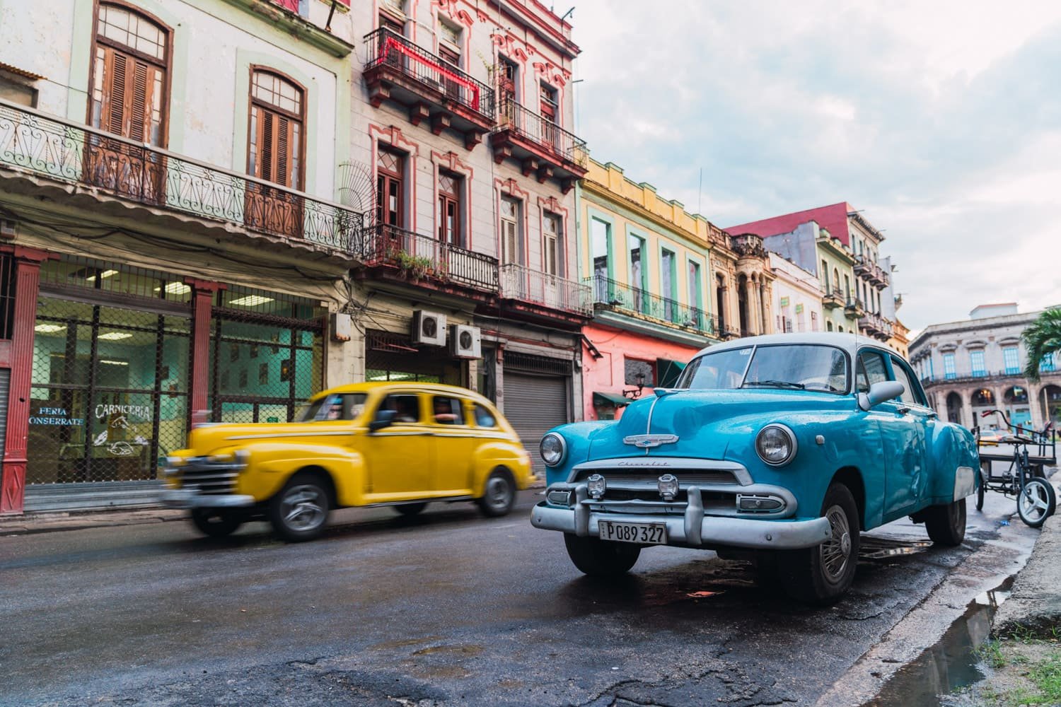 Calles coloniales y un primer plano de autos clásicos