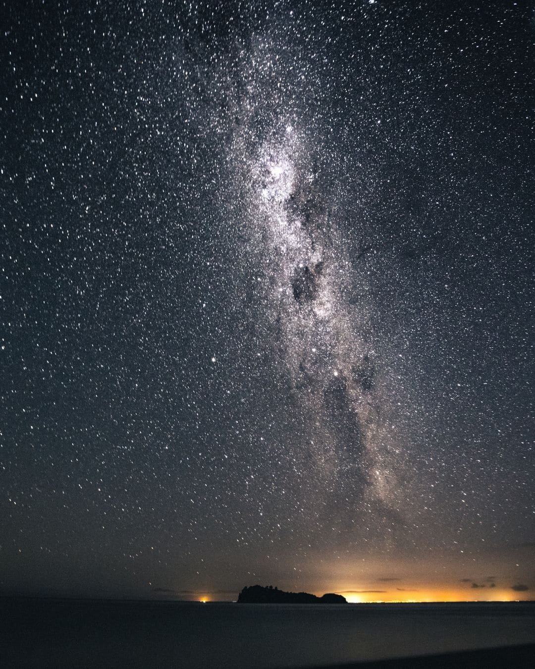 Fotografía de noche estrellada con un haz de luz