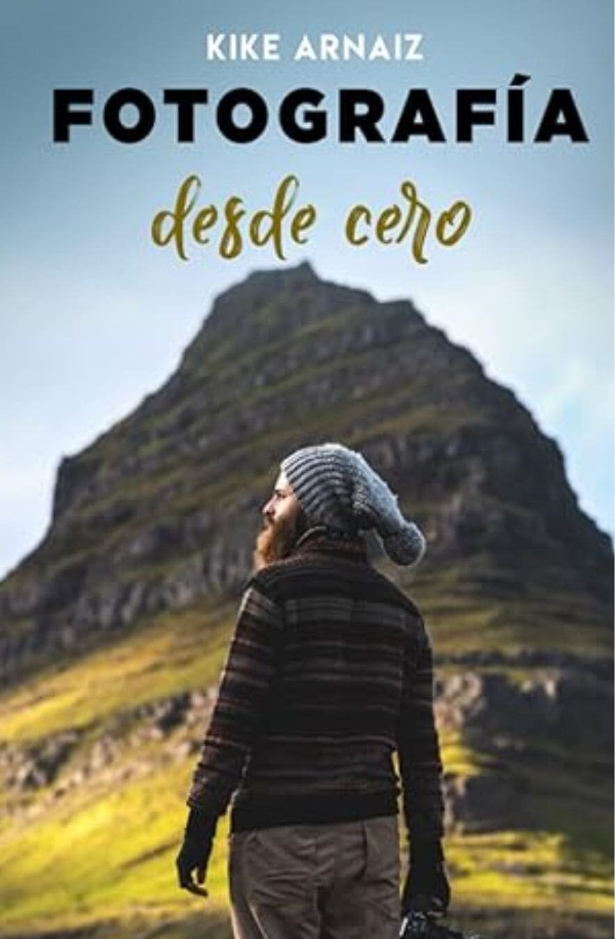 Fotógrafo frente a un paisaje con la cámara en la mano