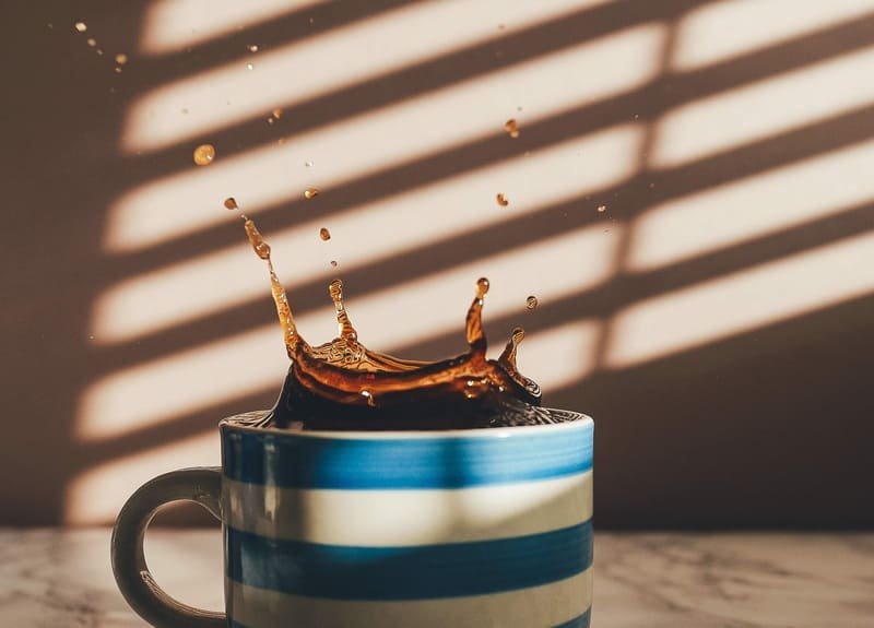 Taza de café salpicando el entorno